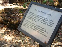 a jeho hrob v Moon Valley