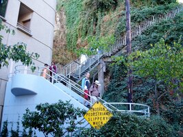 Stinným parkem sestupujeme zase dolů