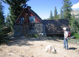 a u této vybydlené chaty náš trek končí