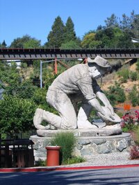 Místní raritou jsou monstrózní sochy - zlatokopa