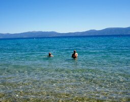 Po obědě jsme se vrhli do vln jezera Lake Tahoe