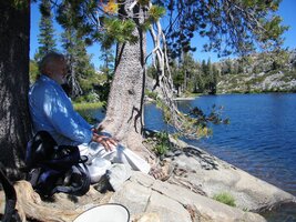 což Pepa pozoruje rozvážně ze stínu