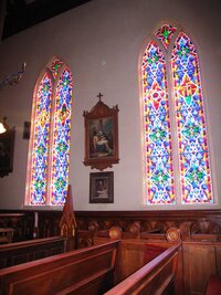 s pěknými vitrážemi