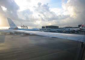 až se ozvalo "Přistáli jsme na letišti v Praze Ruzyni!". A to byl happy end.