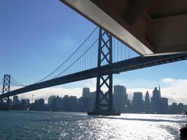 Tady jsme pod Oakland Bridge (zvaným rovněž Bay Bridge)