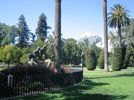 Toto je Capitol Park s arboretem a memoriály