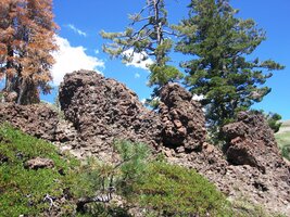 v barvě i tvaru vychladlé lávy