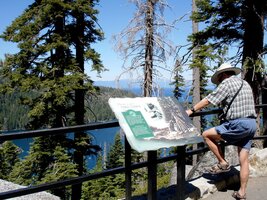 a s jezerem se loučíme u této info-zastávky