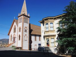 a stylovými domy z pozdější doby v okolí,