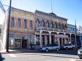 Na stylové hlavní ulicí nalezneme i šantán s jménem Kýbl krve