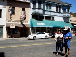 s místní raritou -sochou oběšence na hlavní ulicí