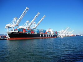 a tady už míjíme doky v přístavu Oakland