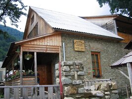 Ve vsi stála tato česká strážnice (dnes krčma)