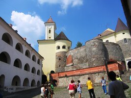 krásná a rozlehlá nádvoří