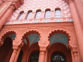 s filigránsky zdobným portálem