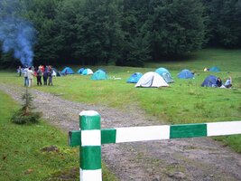 Skončil první den, rozbíjíme první tábor v přírodě