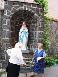 Přišly pro zázračnou vodu nebo zdrbnout nevěstu?