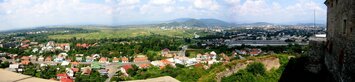 a tohle pohled z rampy hradu na město Mukačevo