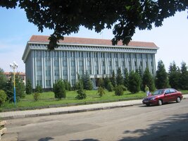 ale převládá tu pompézní architektura vojenská