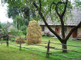 Vedle něj je pěkný skanzen zakarpatské vesnice