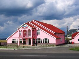 Odpoledne jsme z autobusu viděli takovéto stavby