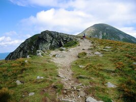 Cesta je strmá a kamenitá,