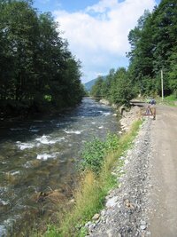 kteří došli přes pohoří až sem, do vsi Luhy