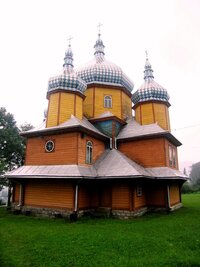 Dole je kostel s plechovou střechou vzoru "esterházy"