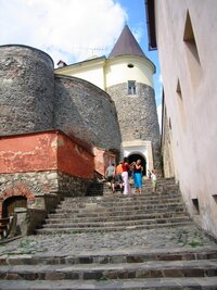 Má zachované opevnění,