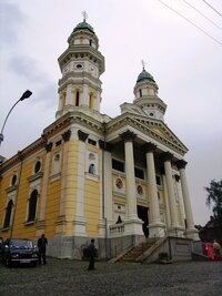 Pak už se jde k místní katedrále