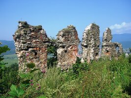 A tady už jsme na hradním návrší nad městem Hust