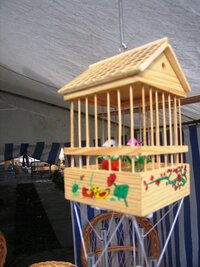 na trhu s proutěným a dřevěným zbožím