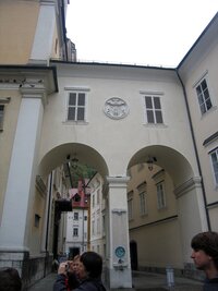 s ambity před hlavním vchodem,