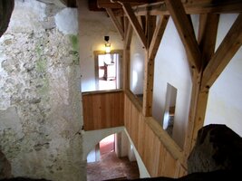 Je dovedně vtěsnán do skalních bloků