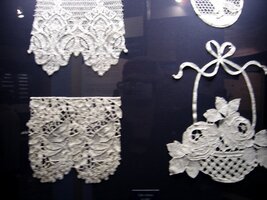 Místní lid ale trávil čas prací