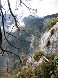 Dole se ještě válejí mlhy