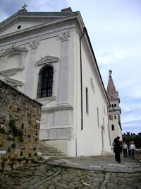 a vzadu zvonice - replika campanilly - Minutové věže z Benátek