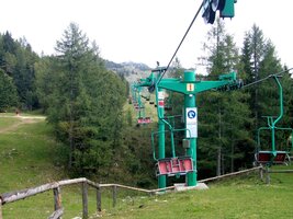 Podél lyžařského vleku jsme pak šli pěšky vzhůru