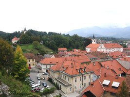 Pohled na klášter a hřbitovní návrší