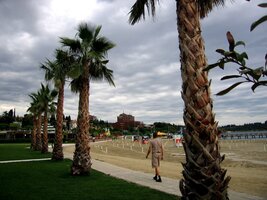 s plážemi ála Riviéra (ale uměle naveženými!)