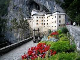 který je zabudován do skalní stěny jako vlašťovčí hnízdo