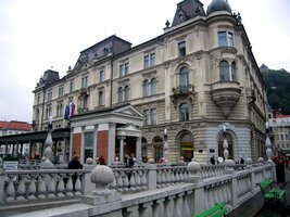 a Plečnikovým trojmostím přes řeku Ljubljanicu