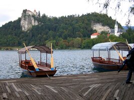 V pozadí jsou jeho symboly - hrad a kostel sv.Martina