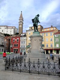 Centrální náměstí Tartiniho se sochou skladatele