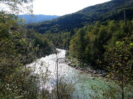 Protéká jím řeka Soča,