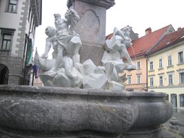 Kašna tří řek stojí před radnicí