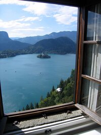 a z oken paláce je vidět i ostrůvek na jezeře