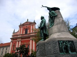 na Prešerenově náměstí se sochou básníka,