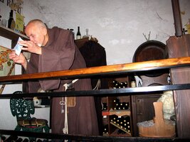 Víno zde prodává charismatický mnich