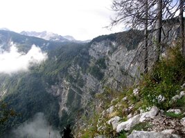 na mnoha místech jištěnou ocelovými lanky